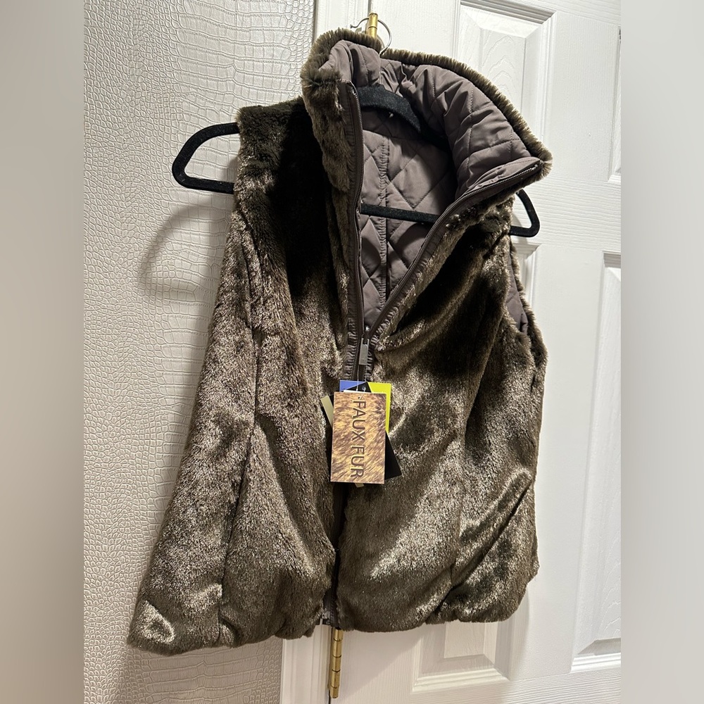 Beautiful Faux fur reversible vest with pockets! Size medium. NWT